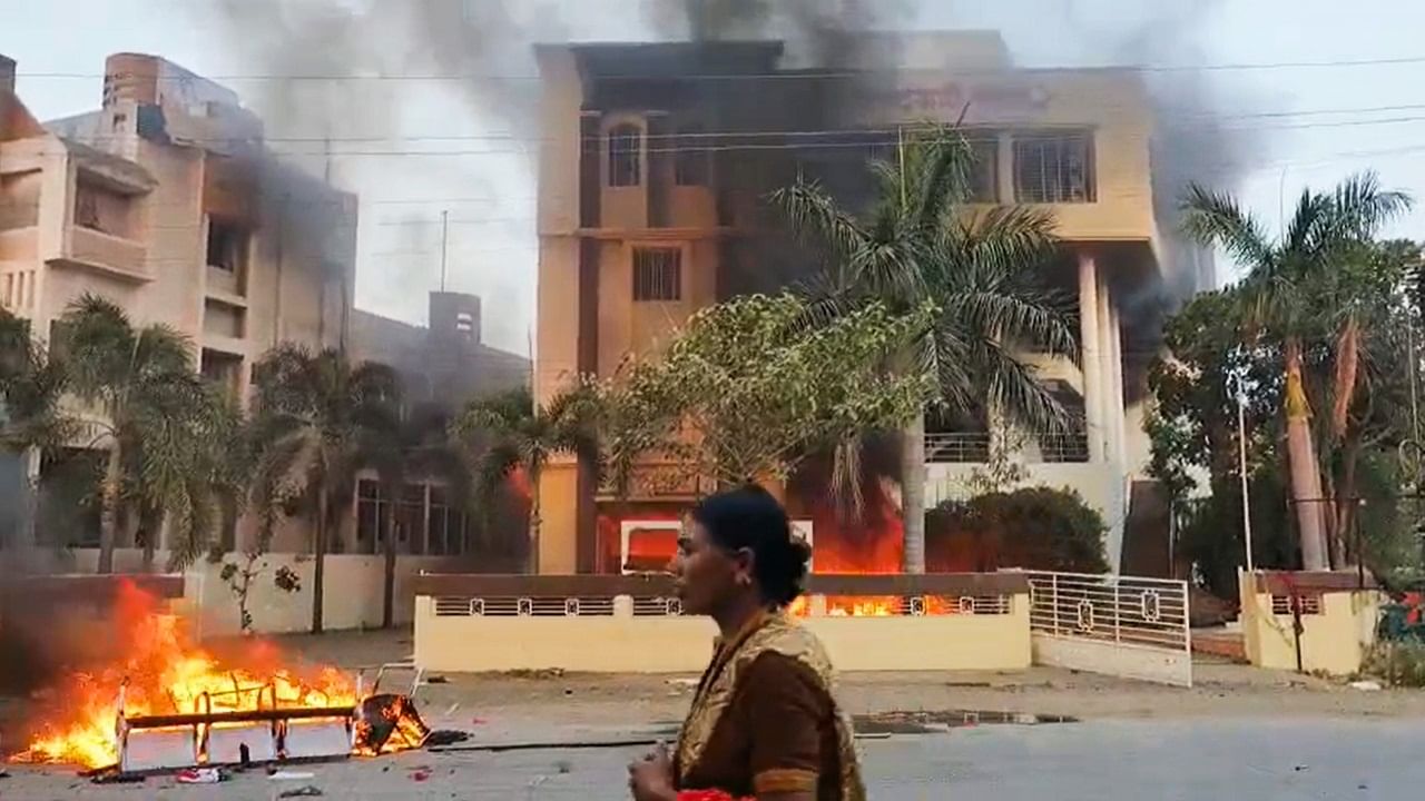 महाराष्ट्र में उग्र हुआ मराठा आंदोलन, एक और विधायक के घर में लगाई आग